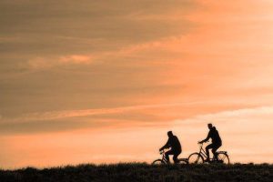 bikeride-sunset-sillhouette